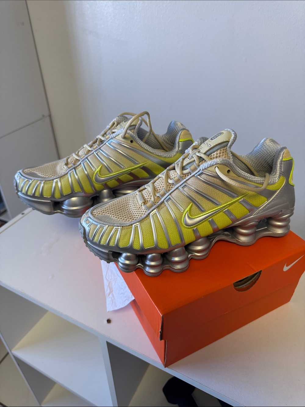 NEW Nike WOMAN Shox Low-Top Sneakers in Silver and Lime